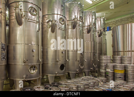 Indoor Wein Manufaktur von großen slowakischen Hersteller. Moderne große Fass für die Gärung. Stockfoto