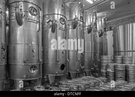 Indoor Wein Manufaktur von großen slowakischen Hersteller. Moderne große Fass für die Gärung. Stockfoto