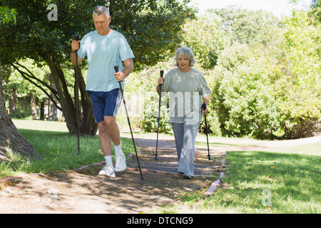 Älteres paar Nordic-walking im park Stockfoto