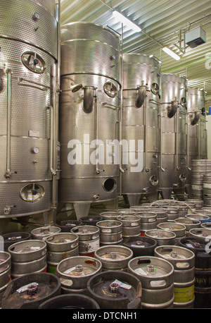 Indoor Wein Manufaktur von großen slowakischen Hersteller. Moderne große Fass für die Gärung. Stockfoto