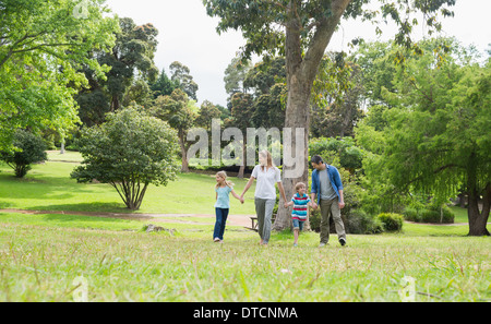 Eltern und Kinder zu Fuß im park Stockfoto