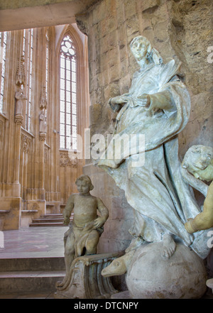 Bratislava - barocke Statue der Unbefleckten in gotische St. Johannes der Evangelist Kapelle neben der Franziskanerkirche. Stockfoto