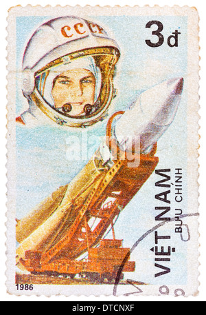 VIETNAM - CIRCA 1986: Briefmarke gedruckt in Vietnam zeigt erste Raumfahrer Yuri Gagarin, Serie, ca. 1986 Stockfoto