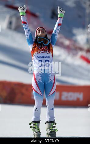 Goldmedaillengewinner Anna Fenninger Österreichs feiert während der Flower-Zeremonie für die Frauen Super G Alpin Veranstaltung in Rosa Khutor Alpincenter auf die Olympischen Spiele 2014 in Sotschi, Krasnaya Polyana, Russland, 15. Februar 2014. Foto: Fredrik von Erichsen/dpa Stockfoto