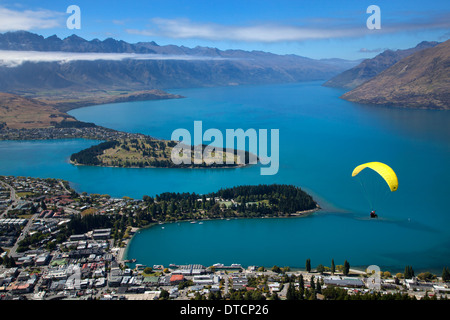 Blick über Queenstown und Lake Wakatipu mit Gleitschirm, Südinsel, Neuseeland Stockfoto