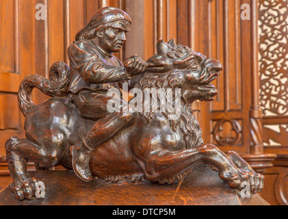 Bratislava - Reiter auf der Löwe Skulptur von Bank im Presbyterium in der Kathedrale von st. Matins Stockfoto