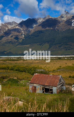 Alte verlassene Hütte im Tal in der Nähe von Glenorchy, Südinsel, Neuseeland Stockfoto