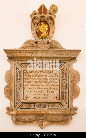 BRATISLAVA, Slowakei - 11. Februar 2014: Barockes Epitaph aus dem Jahr 1636 in St. Ann gotische Kapelle in der Kathedrale von St. Martin. Stockfoto