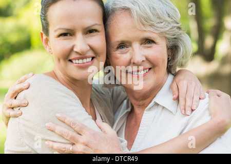 Reife Frau mit erwachsenen Tochter lächelnd Stockfoto