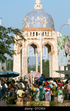 große Marken-Szene mit Al Quoods Denkmal, Bamako, Mali Stockfoto