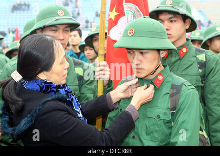 Hanoi, Vietnam. 15. Februar 2014. Eine Frau Gebote Abschied von ihrem Sohn bei der Einstellung bei Dan Phuong Bezirk in Hanoi, der Hauptstadt von Vietnam, am 15. Februar 2014. Fast 2.000 junge Menschen wurden bei der ersten Einstellung von 2014 in Hanoi rekrutiert. Vietnam hält Armee Rekrutierung zweimal im Jahr. Bildnachweis: VNA/Xinhua/Alamy Live-Nachrichten Stockfoto