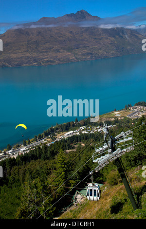 Blick über Queenstown und Lake Wakatipu mit Gleitschirm und Sessellift, Südinsel, Neuseeland Stockfoto