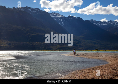 Frau zu Fuß entlang der Küste am Lake Wakatipu, Glenorchy, Südinsel, Neuseeland Stockfoto