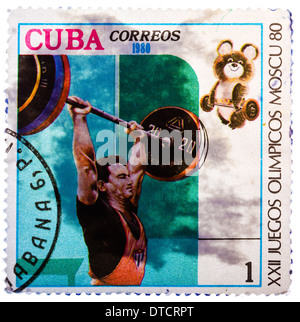 Kuba - CIRCA 1980: Eine Briefmarke gedruckt in Kuba, widmet sich die Olympischen Spiele in Moskau (1980), Gewichtheben; Mann wirft Bar, ca. 1980 Stockfoto