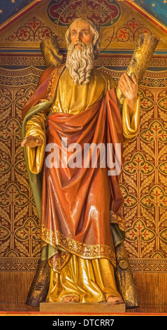 Bratislava - st. Andrew.  Statue von 19. Jhdt. durch. PRINOTH aus St. Ulrich am gotischen Seitenaltar in der Kathedrale von St. Martin. Stockfoto