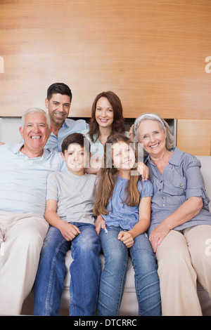 Großfamilie auf Sofa im Wohnzimmer Stockfoto