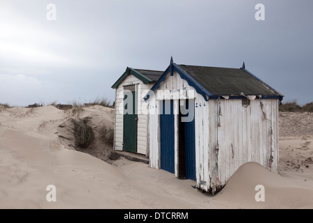 Vernachlässigte Strandhütten in Sanddünen Stockfoto