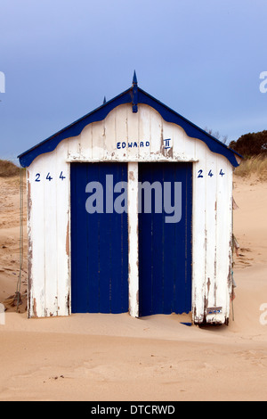 Vernachlässigte Strandhütten in Sanddünen Stockfoto