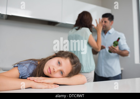 Trauriges Mädchen, während die Eltern streiten in Küche Stockfoto