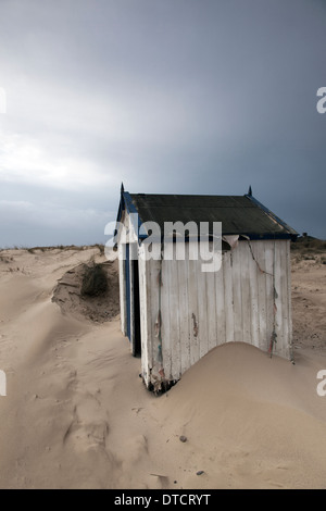 Vernachlässigte Strandhütten in Sanddünen Stockfoto