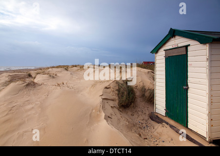 Vernachlässigte Strandhütten in Sanddünen Stockfoto