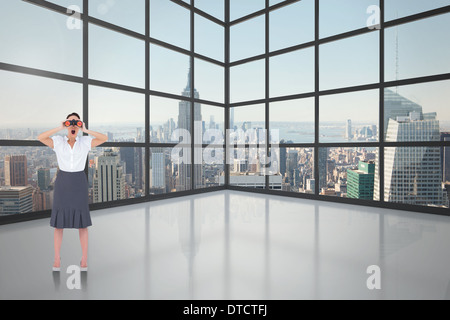 Zusammengesetztes Bild schockiert elegante Geschäftsfrau Blick durch ein Fernglas Stockfoto