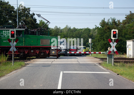 Boxberg, Deutschland, Güterzug auf einer Eisenbahn Kreuzung beschrankten Stockfoto