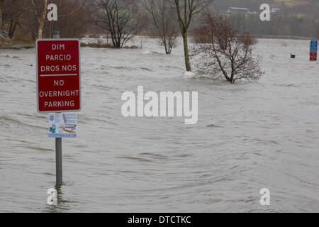 Y Bala, Wales, UK. 15 Februar 2014.Rivers und Seen in ganz Wales sind auf sehr hohem Niveau nach dem aktuellen Stomy Wetter. Bei Llyn Tegid (Bala Lake) in Gwynedd hat der See die Banken und die Parkfläche überschwemmt. A ' keine Nacht Parkplatz Schild ist jetzt umgeben von Hochwasser. Bildnachweis: atgof.co/Alamy Live News Stockfoto