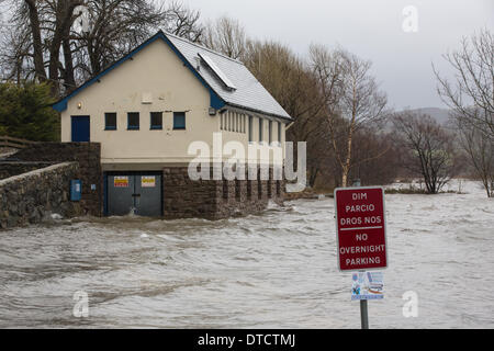 Y Bala, Wales, UK. 15 Februar 2014.Rivers und Seen in ganz Wales sind auf sehr hohem Niveau nach dem aktuellen Stomy Wetter. Bei Llyn Tegid (Bala Lake) in Gwynedd hat der See die Banken und die Parkfläche überschwemmt. A ' keine Nacht Parkplatz Schild ist jetzt umgeben von Hochwasser. Bildnachweis: atgof.co/Alamy Live News Stockfoto