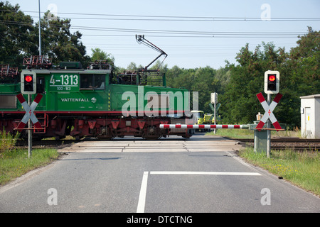 Boxberg, Deutschland, Güterzug auf einer Eisenbahn Kreuzung beschrankten Stockfoto