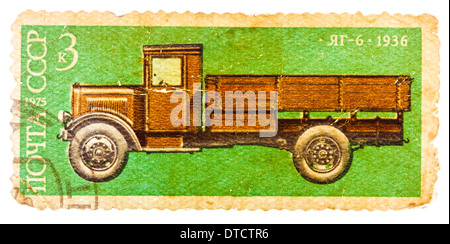 Russland - ca. 1975: Briefmarke gedruckt in Russland, zeigt Retro-LKW, ca. 1975 Stockfoto