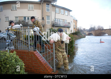 Chertsey, Surrey, UK 15. Februar 2014. Abbildung 19. Artillerieregiment Wohnimmobilien in Chertsey an den Ufern der Themse mit Sandsäcken zu schützen. Bildnachweis: Jeff Gilbert/Alamy Live-Nachrichten Stockfoto