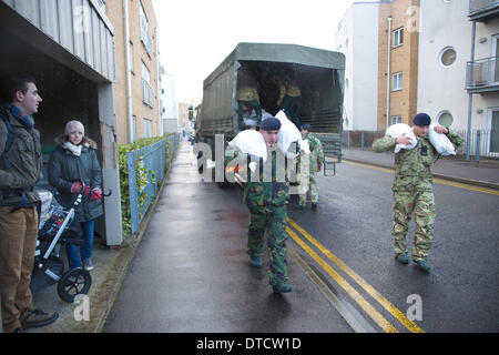 Chertsey, Surrey, UK 15. Februar 2014. Abbildung 19. Artillerieregiment Wohnimmobilien in Chertsey an den Ufern der Themse mit Sandsäcken zu schützen. Bildnachweis: Jeff Gilbert/Alamy Live-Nachrichten Stockfoto