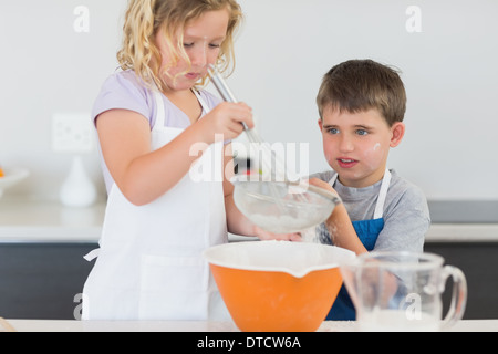 Kinder vorbereiten Cookies in Küche Stockfoto