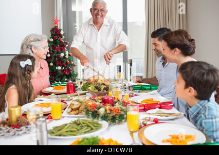 Großfamilie am Esstisch für Weihnachtsessen im Haus Stockfoto