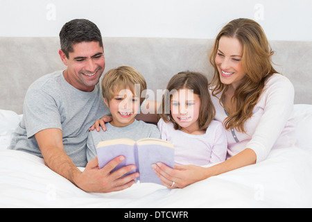 Familie Lesung Bilderbuch Stockfoto