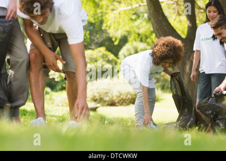 Team von Freiwilligen Abholung Wurf im park Stockfoto