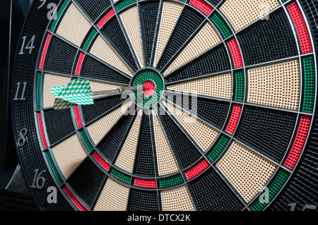 Dartscheibe spielen Dart zu Hause Stockfoto