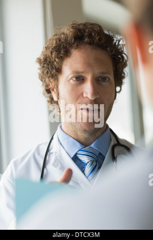 Arzt diskutieren mit Kollegen Stockfoto
