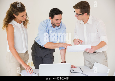 Business-Leute diskutieren über Dokument Stockfoto