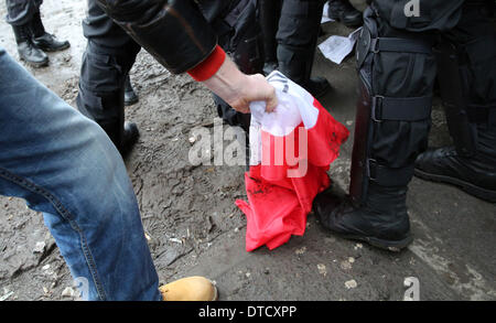 St. Petersburg, Russland. 15. Februar 2014. 15. Februar 2014 - St Petersburg, Russland '' "unkoordinierte Marsch für die Revision der Ergebnisse der Privatisierung verteilt. Polizisten festgenommen etwa 20 Teilnehmer der unkoordinierten März '' andere Russland '' für die Revision der Ergebnisse der Privatisierung in Mezhdunarodnaya Metro-Station In St. Petersburg. Bildnachweis: Andrey Pronin/ZUMAPRESS.com/Alamy Live-Nachrichten Stockfoto