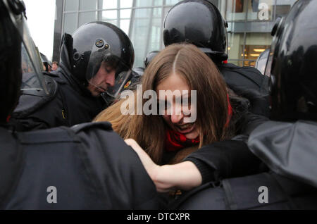 St. Petersburg, Russland. 15. Februar 2014. 15. Februar 2014 - St Petersburg, Russland '' "unkoordinierte Marsch für die Revision der Ergebnisse der Privatisierung verteilt. Polizisten festgenommen etwa 20 Teilnehmer der unkoordinierten März '' andere Russland '' für die Revision der Ergebnisse der Privatisierung in Mezhdunarodnaya Metro-Station In St. Petersburg. Bildnachweis: Andrey Pronin/ZUMAPRESS.com/Alamy Live-Nachrichten Stockfoto