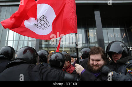 St. Petersburg, Russland. 15. Februar 2014. 15. Februar 2014 - St Petersburg, Russland '' "unkoordinierte Marsch für die Revision der Ergebnisse der Privatisierung verteilt. Polizisten festgenommen etwa 20 Teilnehmer der unkoordinierten März '' andere Russland '' für die Revision der Ergebnisse der Privatisierung in Mezhdunarodnaya Metro-Station In St. Petersburg. Bildnachweis: Andrey Pronin/ZUMAPRESS.com/Alamy Live-Nachrichten Stockfoto