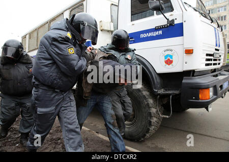 St. Petersburg, Russland. 15. Februar 2014. 15. Februar 2014 - St Petersburg, Russland '' "unkoordinierte Marsch für die Revision der Ergebnisse der Privatisierung verteilt. Polizisten festgenommen etwa 20 Teilnehmer der unkoordinierten März '' andere Russland '' für die Revision der Ergebnisse der Privatisierung in Mezhdunarodnaya Metro-Station In St. Petersburg. Bildnachweis: Andrey Pronin/ZUMAPRESS.com/Alamy Live-Nachrichten Stockfoto