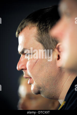 Berlin, Deutschland. 15. Februar 2014. Ukrainische Opposition Aktivist Dmytro Bulatov besucht eine Pressekonferenz am Museum Checkpoint Charlie in Berlin, Deutschland, 15. Februar 2014. Bulatov am 02 Februar hatte wieder aufgetaucht, acht Tage nachdem er verschwunden war, um zu sagen, er entführt und gefoltert hatte. Seine Entführer angeblich hielt ihn in einem dunklen Raum und teilweise sein Ohr abgeschnitten, sagte er. Bulatov wurde in einem Krankenhaus in Kiew und später links Ukraine behandelt. Foto: Oliver Mehlis/Dpa/Alamy Live News Stockfoto