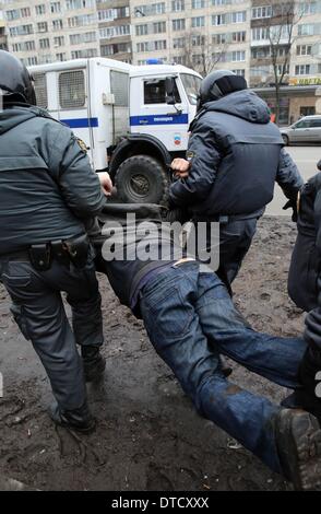 St. Petersburg, Russland. 15. Februar 2014. 15. Februar 2014 - St Petersburg, Russland-‰Û "unkoordinierte Marsch für die Revision der Ergebnisse der Privatisierung verteilt. Polizisten festgenommen etwa 20 Teilnehmer der unkoordinierten März '' andere Russland '' für die Revision der Ergebnisse der Privatisierung in Mezhdunarodnaya Metro-Station In St. Petersburg. Bildnachweis: Andrey Pronin/ZUMAPRESS.com/Alamy Live-Nachrichten Stockfoto