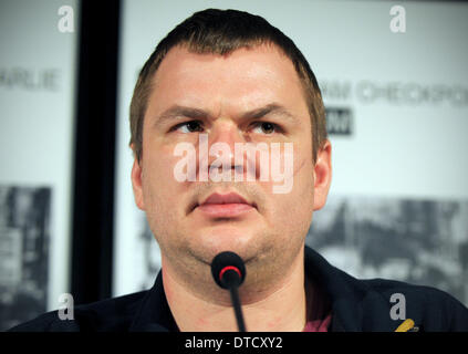 Berlin, Deutschland. 15. Februar 2014. Ukrainische Opposition Aktivist Dmytro Bulatov besucht eine Pressekonferenz am Museum Checkpoint Charlie in Berlin, Deutschland, 15. Februar 2014. Bulatov am 02 Februar hatte wieder aufgetaucht, acht Tage nachdem er verschwunden war, um zu sagen, er entführt und gefoltert hatte. Seine Entführer angeblich hielt ihn in einem dunklen Raum und teilweise sein Ohr abgeschnitten, sagte er. Bulatov wurde in einem Krankenhaus in Kiew und später links Ukraine behandelt. Foto: Oliver Mehlis/Dpa/Alamy Live News Stockfoto