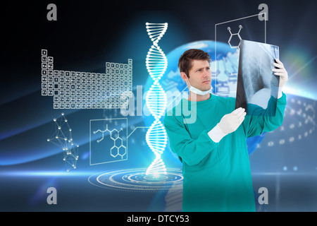 Zusammengesetztes Bild von Close Up der männlichen Arzt Kittel Blick auf x-ray Stockfoto