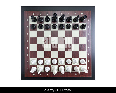 Schachbrett mit Reihen von weißen und schwarzen Schachfiguren von oben geschossen Stockfoto