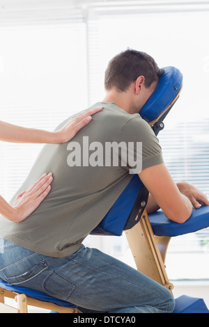 Therapeut, Massage, Mann im Krankenhaus zurückzugeben Stockfoto